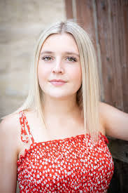 Dara Bradley's Instagram, Twitter & Facebook