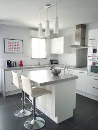 Cuisine Ouverte Avec Ilot Central Tons Blanc Et Gris Open Plan Kitchen White And Grey Cuisine Ouverte Sur Salon Cuisine Americaine Plan Cuisine