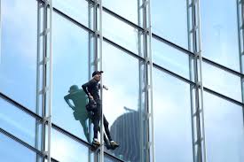 View the profiles of people named robert alain. Frankfurt Spiderman Lebensgefahrliche Kletteraktion An Hochhaus Fassade Frankfurt