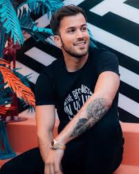 He is 29 years old and is a leo. Claudio Ramos David Carreira Atencao Holofote
