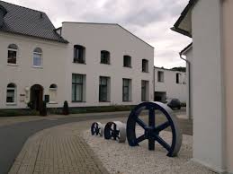 Machen sie es wie einer der 27021 einwohner und beziehen sie in rösrath das mietshaus ihrer träume. 4 Zimmer Wohnung Zu Vermieten Am Hammer 35 51503 Rosrath Hoffnungsthal Rosrath Mapio Net