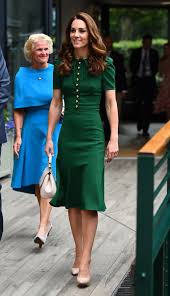Kate miała na sobie sukienkę od michaela korsa w kwiatowy wzór oraz okulary przeciwsłoneczne givenchy, pippa, siostra kate miała na sobie takie same podczas wimbledonu w 2012 roku. Ksiezna Kate I Ksiezna Meghan Razem Na Trybunach Wimbledon 2019 Sport Kate Middleton Wimbledon Royal Fashion Middleton Style