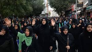 أحيا الآلاف من الشيعة، اليوم الأحد، في مدينة كربلاء العراقية، ذكرى عاشوراء ومقتل الإمام الحسين، فيما شددت الجهات الصحية إجراءاتها بشأن الوقاية من فيروس كورونا. Ø§Ù„Ø¢Ù„Ø§Ù ÙŠØ­ÙŠÙˆÙ† Ø°ÙƒØ±Ù‰ Ø¹Ø§Ø´ÙˆØ±Ø§Ø¡ ÙÙŠ Ø¥ØºØ¯ÙŠØ± Ø§Ù„ØªØ±ÙƒÙŠØ©