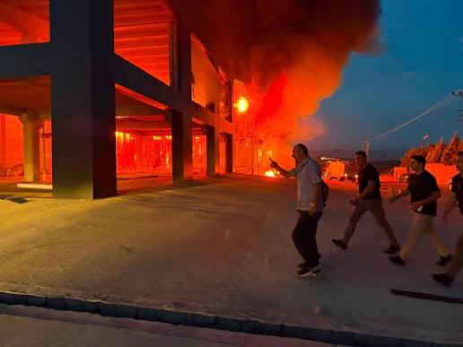 Batman'da Yerel Market Ana Dağıtım Deposunda Büyük Yangın İlimizde gece  saatlerinde çıkan büyük yangın paniğe neden oldu. saat 02.45 sıralarında  Kösetarla Köyü karşısında, Organize Sanayi Bölgesi (OSB) yolunda bulunan  bir yerel market