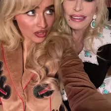 The dressing room from the movie Work It: Quinn Ackerman (Sabrina  Carpenter) wears short beige pants