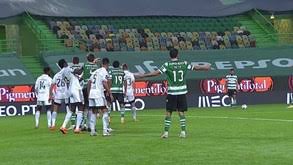 En el equipo sporting farense 31 players. Sporting Farense Coates Viu Amarelo Neste Lance Por Acertar Com O Braco Em Bura Videos Jornal Record