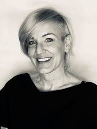 Julie Lahr's Instagram, Twitter & Facebook