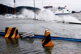 Gambar pita, laut, dan daftar nama. Tinggi Gelombang 5 Meter Penyeberangan Merak Bakauheni Ditutup Sementara