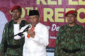 Amien rais mendeklarasikan berdirinya partai ummat meski tiga anaknya masih di pan, siapa saja? Pan Patron Amien Rais Declares New Party Politics The Jakarta Post