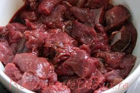 Cand am pofta de o tocanita sau friptura de miel, ied, oaie sau berbecut la ceaun, imediat ma gandesc la aceasta reteta. Tocana Cu Carne De Caprioara Pur Si Simplu Delicios