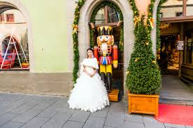 Schneiderarbeit mit perlenstickereien, größe 34/36, änderung möglich, lange schleppe. Rothenburg Deutschland 8 Oktober Japanische Frau Prasentiert Stolz Ihr Hochzeitskleid Am 8 Oktober 2008 In Rothenburg Ob Der Tauber Deutschland Hochzeit Im Romantischen Deutschland Ist In Japan Als Spezielle Wochentouren