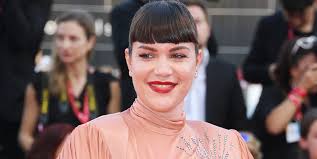 Taglio capelli medi 2022: il caschetto di Annie Mazzola