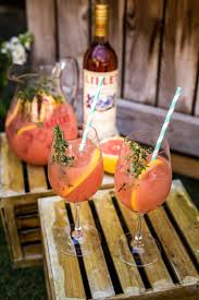 5 cl of lillet rosé 10 cl of tonic water 1 slice of lime build over ice in a tall wine glass and garnish with a slice of lime. Sowas Von Retro Bowle Erfrischt Uns Wieder Als Fruchtiger Sommertrend 2019 Photo Video Story