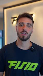 اهلا شباب ، اسمي نيكولاس، أنا أخصائي علاج طبيعي، واليوم راح اشرح لكم عن  اختبارات القفز (Hop Tests) التي نستخدمها عادةً في إعادة التأهيل في  العيادة., هذي اختبارات بسيطة لكنها قوية عشان نقيس القوة، ...