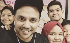Full album zul 2by2 terbaru gratis dan mudah dinikmati. Selepas Dakwaan Rumah Tangga Bergolak Ini Kenyataan Zul 2by2 Kepada Anak Anak Iluminasi