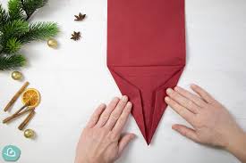 Um die servietten falten zu können, legt man die serviette offen auf den tisch. Servietten Falten An Weihnachten 5 Ideen Wunderbunt De