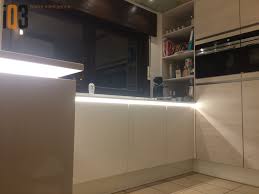 keuken met zwevend werkblad dankzij led strip geintegreerd in greeplijst keuken verlichting led