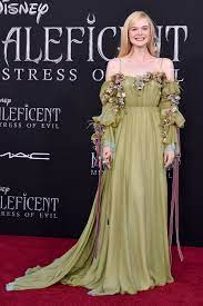プリンセスに変身! エル・ファニングの甘美なドレス。 | Vogue Japan