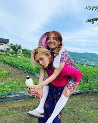 Did doris burke dating drake. Dawn Fawns All Over Long Term Girlfriend Hyuna On Jessi S Showterview Koreaboo