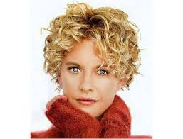 Short bob riccio e spettinato come meg ryan · caschetto riccio come vanessa paradis · afro bob corto riccio inverno 2016 · bob con ciuffo e finish riccio inverno . Short Curly Hairstyles For Women