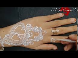30 koleksi motif henna terbaru dengan desain kreatif typograpic via typograpic.com. Tutorial White Henna Motif Love In 2021 White Henna Henna White Henna Designs