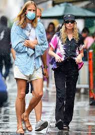 I've seen a lot of people complaining about the media and other. Elsa Hosk Blinkt Straff Zwerchfell In Tie Dye Top Als Sie Und Beau Tom Daly Gefangen Im Regen Aktuelle Boulevard Nachrichten Und Fotogalerien Zu Stars Sternchen