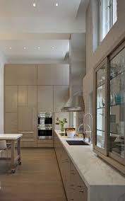 Modern Kitchen High Ceilings Monochrome Waterfall Counter Cozinhas Modernas Sotao Cozinha Design De Cozinha Moderna