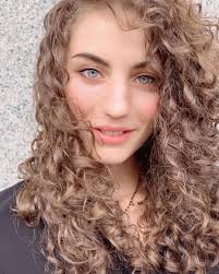 Lasciate perdere piastre e bigodini: Capelli Ricci Questi Sconosciuti