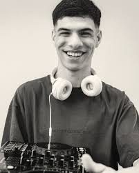 Book DJ para una imagen muy profesional by fotoarteweb #dj #music #techno  #electro #books #djlover #djlife #cachengue #pioneerdjs #djparty #house  #nikon #fest #pioneer #party #fisheye #digitalphoto #ph 😀