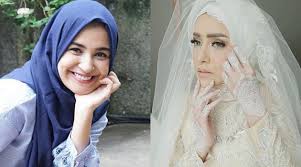 Kita sekeluarga lagi pakai baju ala bangsawan korea zaman dahulu kala dan di daerah yang cukup terkenal yang sering di datangi turis. Bertabur Swarovski Shireen Sungkar Bangga Desain Gaun Pernikahan Fairuz A Rafiq