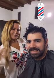 We would like to show you a description here but the site won't allow us. Cathy Barriga Se Rie Del Corte De Pelo Que Le Hizo A Su Marido