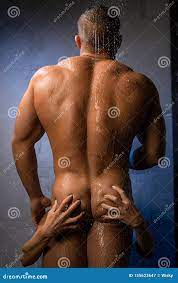 Hombre Desnudo Que Toma La Ducha Mientras Que Mujer Que Acaricia  Sosteniendo Las Nalgas Imagen de archivo 