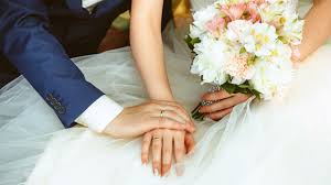 Verigheta se pune la mana stanga , deoarece, conform unei legende din egiptul antic, inelarul acestei maini este strabatut de vena amoris (vena dragostei) care ajunge drept la inima. De Ce Se PoartÄƒ Verigheta Pe Mana StangÄƒ Divertisment Inedit Unica Ro