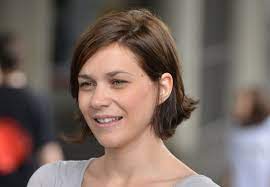 She is known for being a figure skater. Nathalie Pechalat La Biographie De Nathalie Pechalat Avec Gala Fr