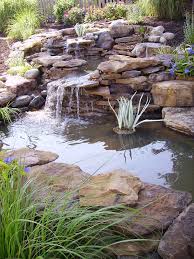 Ein Abgestufter Teich Und Wasserfall Ist Eine Weitere Grossartige Option Fur Hugellandschaften Www Gartengestaltung 2019 Wasserfall Garten Teichlandschafts Teich Ideen