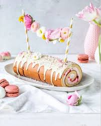 Erdbeer Biskuitrolle Mit Selbst Gemachter Blumengirlande Fruhlingskuchen Fruhling Kuchen Kuchen Kindergeburtstag
