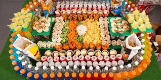 Wir haben das spielfeld ein bisschen um dekoriert und ein fußballstadion gemacht, damit es auch zu wm partys passt. 10 Best Super Bowl Snack Stadiums Of All Time How To Make A Football Snack Stadium Delish Com