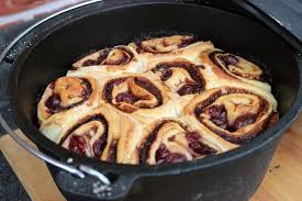 Nutella Kirsch Schnecken Aus Dem Dutch Oven Living Bbq Schmortopfgerichte Winter Desserts Dutch Oven Rezepte Nachtisch