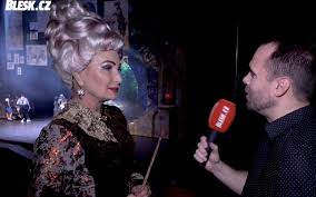 Ačkoliv oslavila půl století na tomto světě, stárnutí ji rozhodně netrápí. Svetlana Nalepkova Zkousi Do Umoru Carodejku Zavidim Pratelum Na Dovolene Carodejka