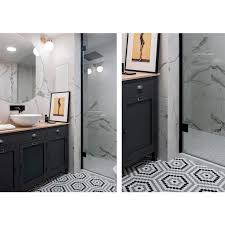 Chaque carreau de verre est collé sur une trame en nylon pour former une plaque de grande taille. Integrer Mosaique Dans La Salle De Bain Ou Et Comment Guide Complet