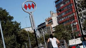 Victoria Simons pagando boquete to her friend's pau