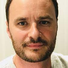 Leif olav alnes er glad for at skoene skjæres opp og kontrolleres. Kristian Warholm Gelatdemaduixa