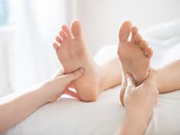 La réflexologie plantaire (massage des pieds) est une pratique qui permet de stimuler l'ensemble des organes du corps afin d'amliorer la santé. Les Bienfaits De La Reflexologie Plantaire L Equilibre D Or