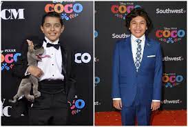 Luis ángel gómez jaramillo es el niño q le dio la voz a miguel en la pelicula coco y aqui les dejo un video donde esta cantando. Asi Canta Miguel En La Version De Coco Para Eu