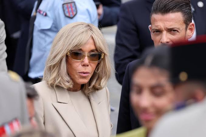 PHOTO - Avec son look monochrome et ses lunettes de soleil tendance,  Brigitte Macron attire tous les regards au défilé du 14-juillet