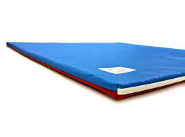 Turnmatte Fur Die Kleinsten Unsere Quadratische Wende Turnmatte In Rot Blau Uberzeugt Durch Ihre Vielfaltigen Einsatzmoglichkeiten Sie Spielmatte Spiele Matt