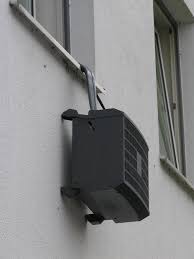 Mobile klimaanlage mit abluftschlauch und diy fensterdurchführung am fenster ohne airlock.🆗ratgeber: Klimaanlage Hangt Aus Dem Fenster