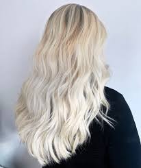 Sont nommés blonds ou blondes toutes les personnes qui affichent une chevelure de couleur claire, dont les déclinaisons peuvent passer du jaune paille, au doré cendré, mais aussi du platine au vénitien, et bien d'autres teintes aux qualificatifs plus ou moins représentatifs et. Tout Savoir Sur Le Blond Polaire The Reporthair
