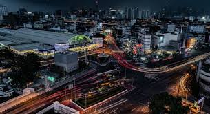 Jarum jam menunjuk angka 00:30 wib, minggu (26/3). Jam Malam Dihapus Bangkok Belum Akan Buka Tempat Hiburan Malam