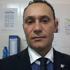 Live:découpe 5 portions. Volaille de Bresse contisée à la truffe noire du  Vaucluse ( demi-deuil ), accompagné de gratin de Cardon et jus réduis au  foie gras et truffe, pour 5 personnes